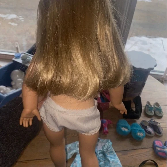 American Girl Doll with bathtub, accessories, outfits, shoes! PA-11392